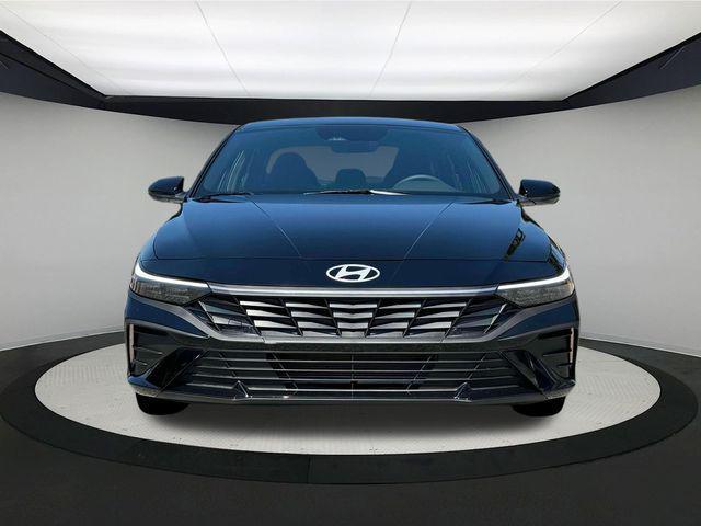 Photo of 2025 Abyss Black Hyundai ELANTRA