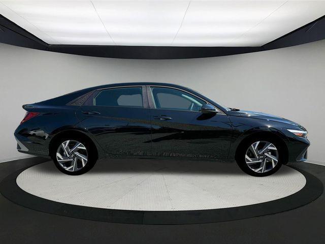 Photo of 2025 Abyss Black Hyundai ELANTRA