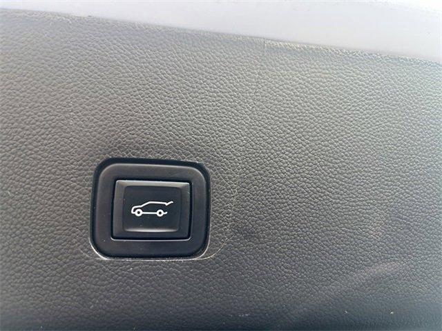 Photo of 2023 Summit White Chevrolet Traverse