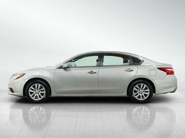 Photo of 2017 Brilliant Silver Metallic Nissan Altima