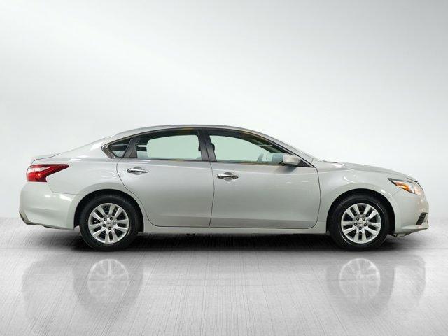 Photo of 2017 Brilliant Silver Metallic Nissan Altima