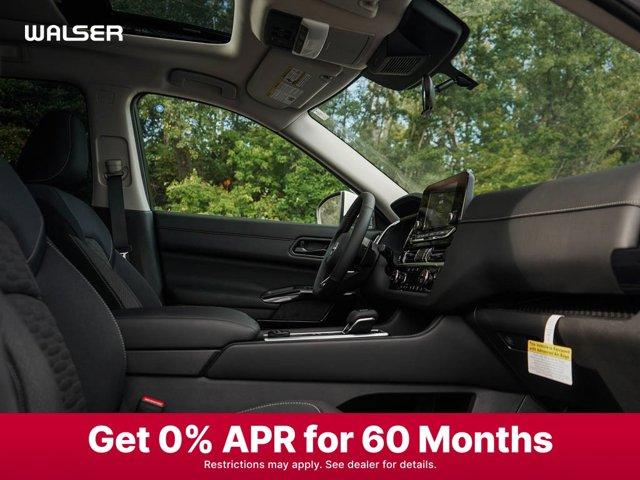 Photo of 2025 Everest White Pearl Tricoat Nissan Pathfinder