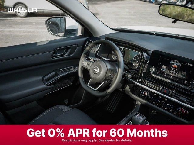 Photo of 2025 Everest White Pearl Tricoat Nissan Pathfinder