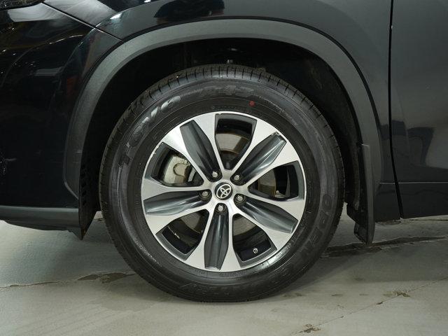 Photo of 2022 Midnight Black Metallic Toyota Highlander