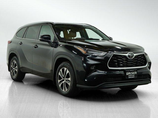 Photo of 2022 Midnight Black Metallic Toyota Highlander