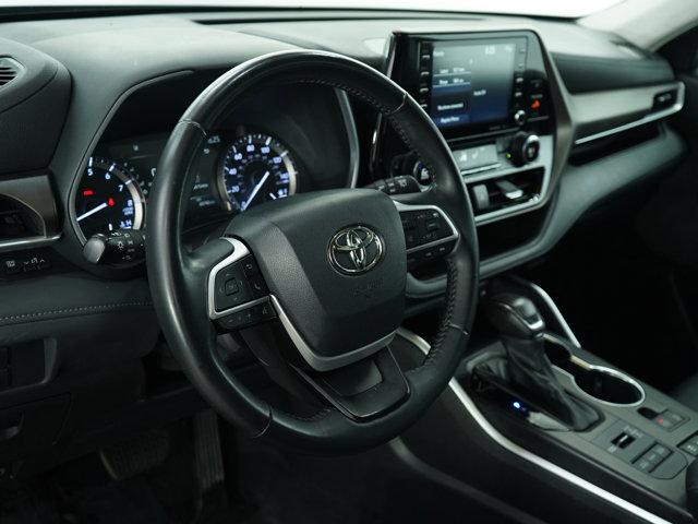 Photo of 2022 Midnight Black Metallic Toyota Highlander