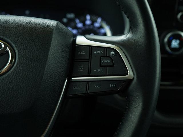 Photo of 2022 Midnight Black Metallic Toyota Highlander
