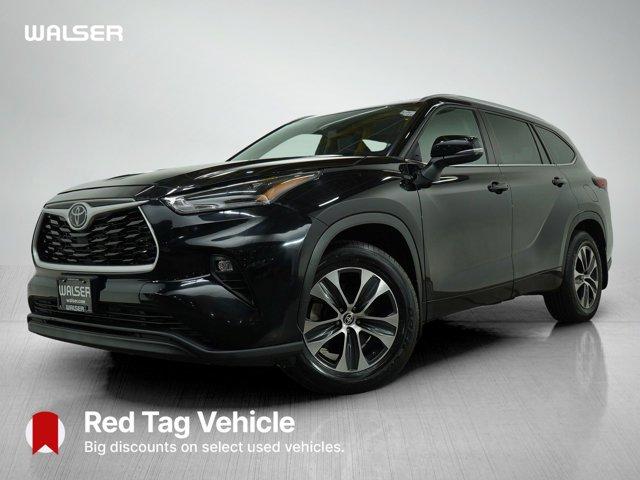 Photo of 2022 Midnight Black Metallic Toyota Highlander