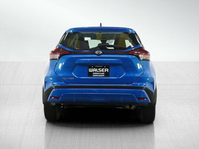 Photo of 2024 Electric Blue Metallic Nissan Kicks