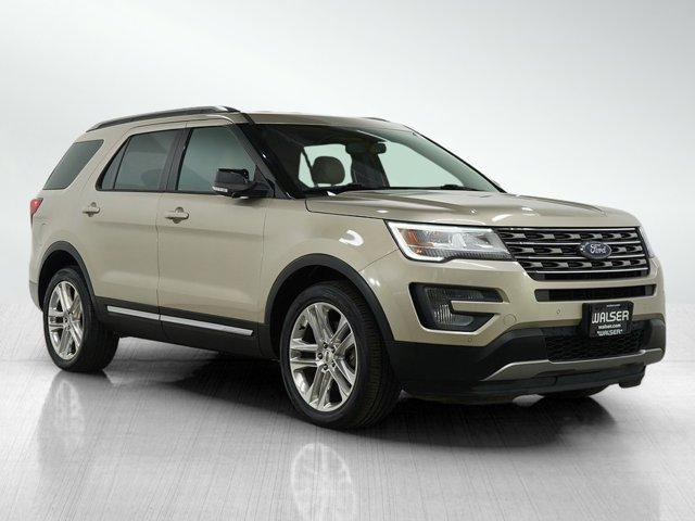 Photo of 2017 White Gold Metallic Ford Explorer