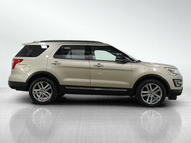 Photo of 2017 White Gold Metallic Ford Explorer