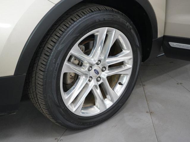 Photo of 2017 White Gold Metallic Ford Explorer