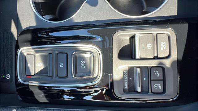 Photo of 2025 Platinum White Pearl Honda Pilot