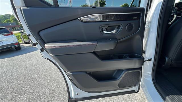 Photo of 2025 Platinum White Pearl Honda Pilot