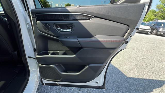 Photo of 2025 Platinum White Pearl Honda Pilot