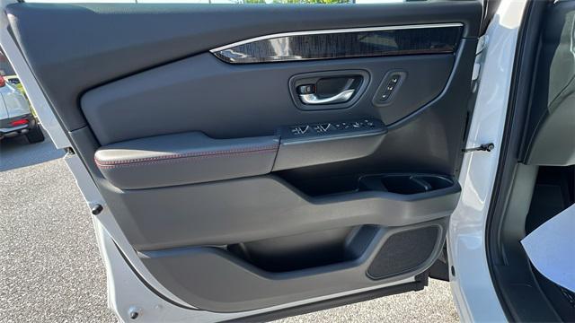 Photo of 2025 Platinum White Pearl Honda Pilot