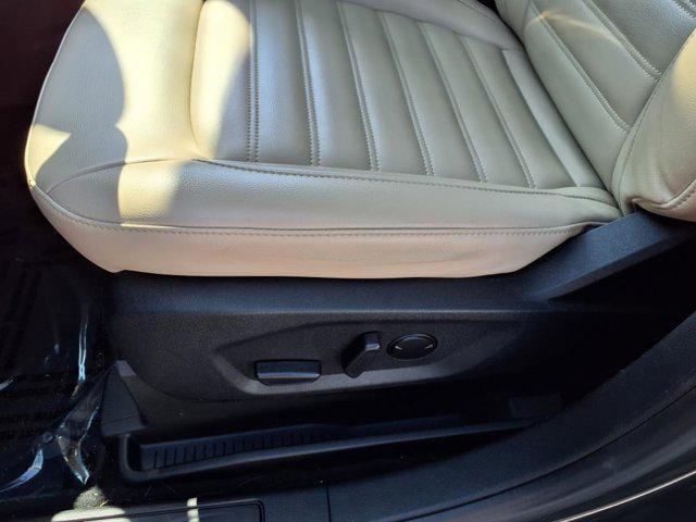 Photo of 2022 Forged Green Metallic Ford Edge