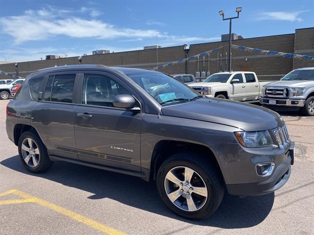 Photo of 2016 Granite Crystal Clearcoat Metallic Jeep Compass