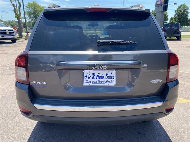 Photo of 2016 Granite Crystal Clearcoat Metallic Jeep Compass
