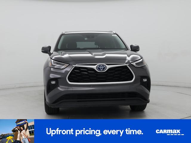 Photo of 2022 Gray Toyota Highlander Hybrid