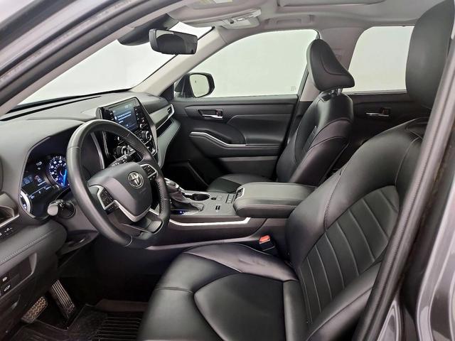 Photo of 2022 Gray Toyota Highlander Hybrid