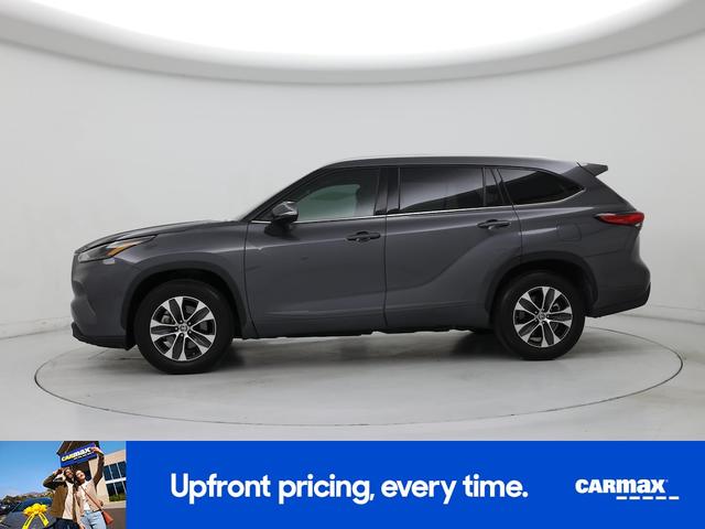 Photo of 2022 Gray Toyota Highlander Hybrid