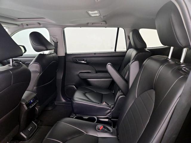 Photo of 2022 Gray Toyota Highlander Hybrid