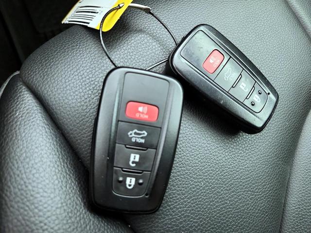 Photo of 2022 Gray Toyota Highlander Hybrid