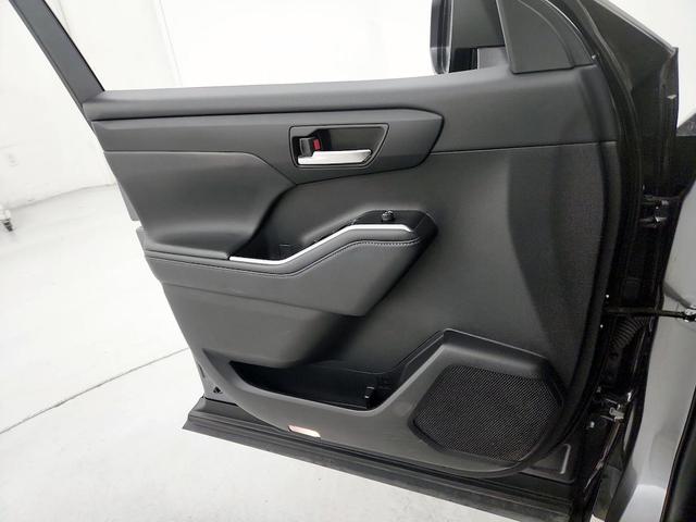 Photo of 2022 Gray Toyota Highlander Hybrid