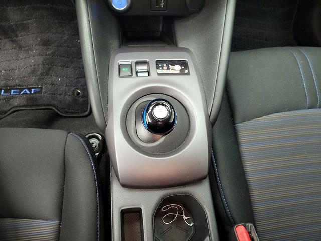 Photo of 2025 White Nissan Leaf