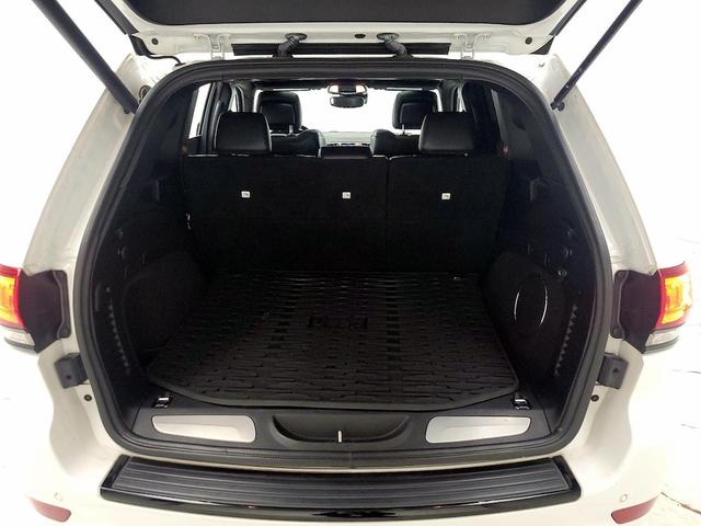 Photo of 2019 White Jeep Grand Cherokee