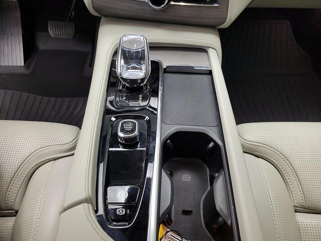 Photo of 2022 Gray Volvo XC90 Recharge Plug-In Hybrid