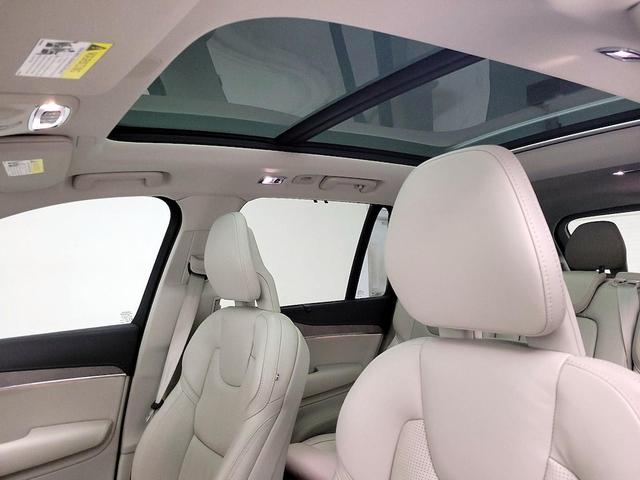 Photo of 2022 Gray Volvo XC90 Recharge Plug-In Hybrid