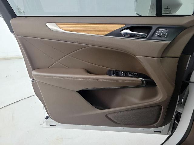 Photo of 2015 White Lincoln MKC