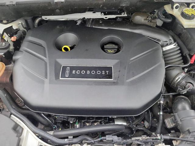 Photo of 2015 White Lincoln MKC