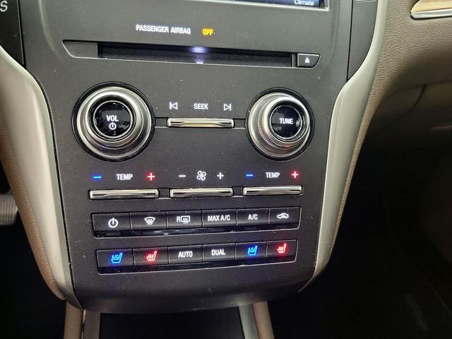 Photo of 2015 White Lincoln MKC