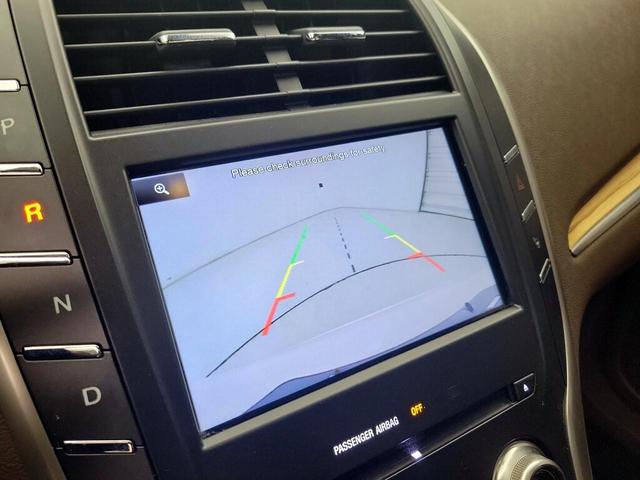 Photo of 2015 White Lincoln MKC