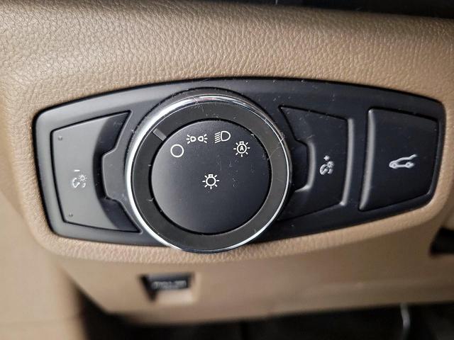 Photo of 2015 White Lincoln MKC