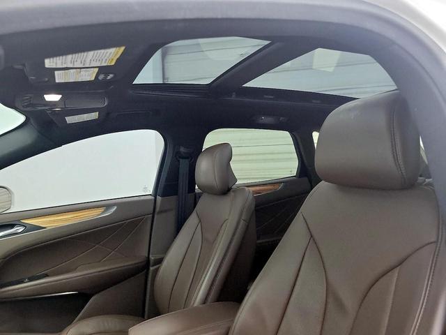 Photo of 2015 White Lincoln MKC