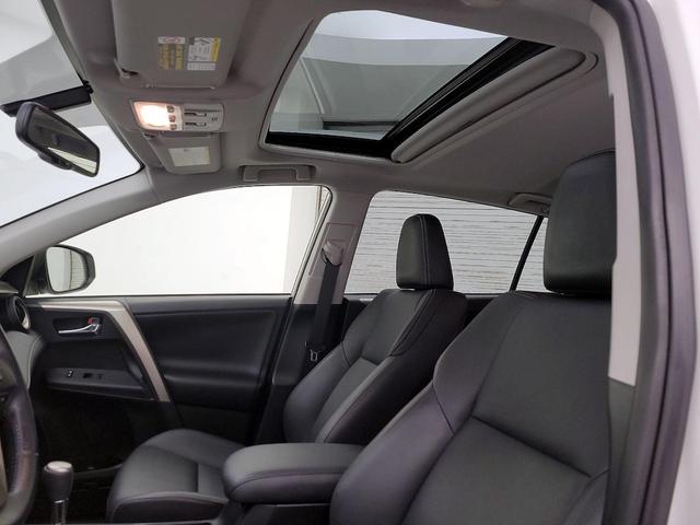 Photo of 2015 White Toyota RAV4
