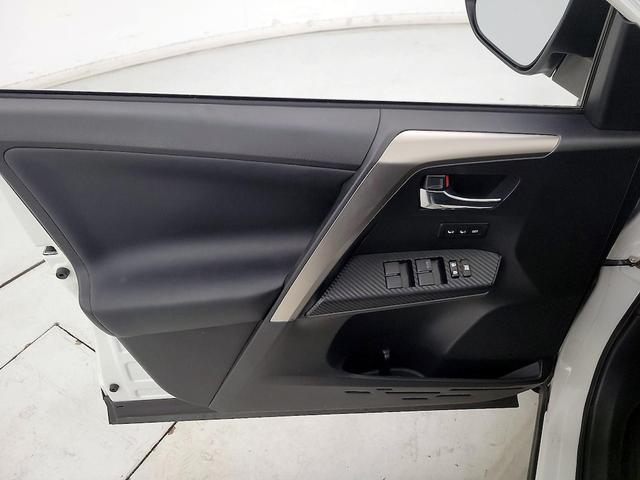 Photo of 2015 White Toyota RAV4