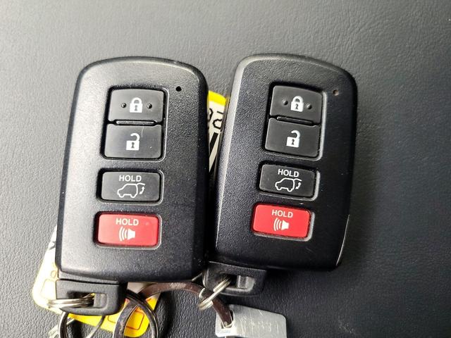 Photo of 2015 White Toyota RAV4