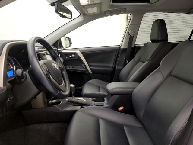 Photo of 2015 White Toyota RAV4