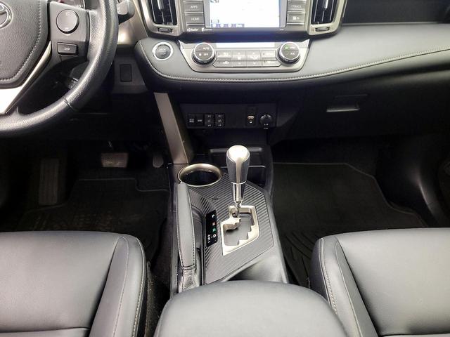 Photo of 2015 White Toyota RAV4