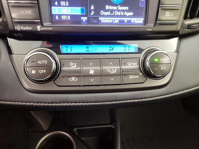 Photo of 2015 White Toyota RAV4