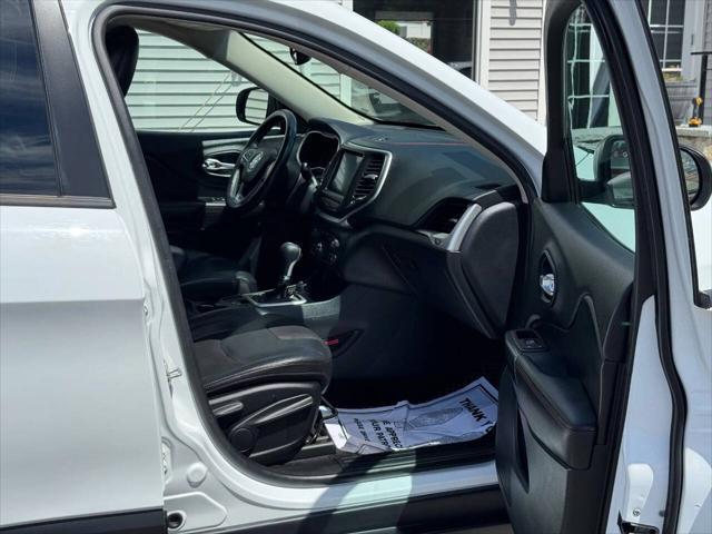 Photo of 2016 Bright White Clearcoat Jeep Cherokee