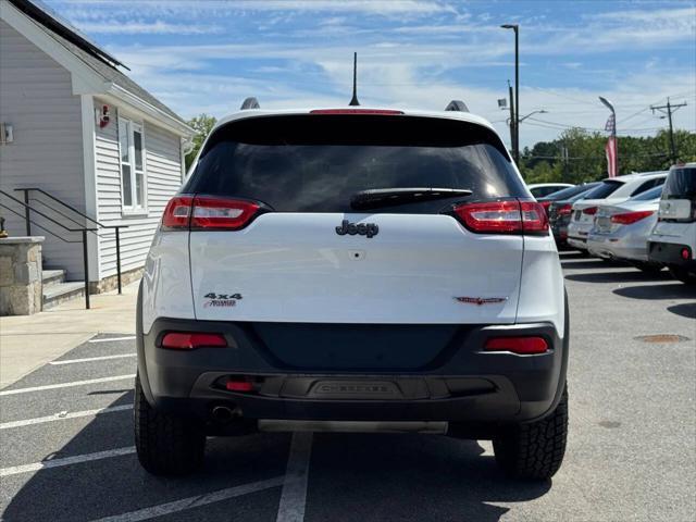 Photo of 2016 Bright White Clearcoat Jeep Cherokee