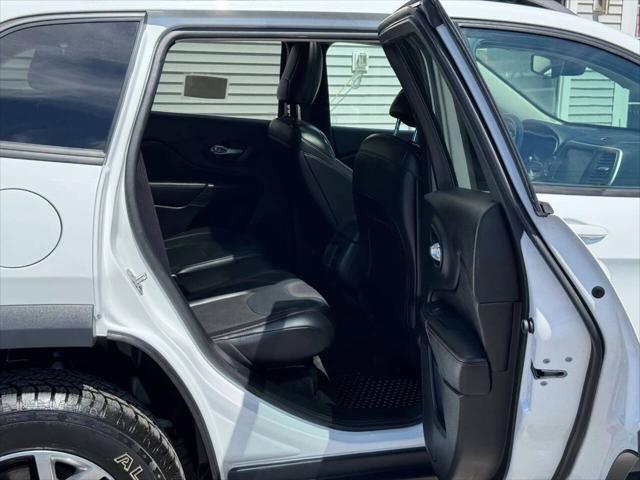 Photo of 2016 Bright White Clearcoat Jeep Cherokee