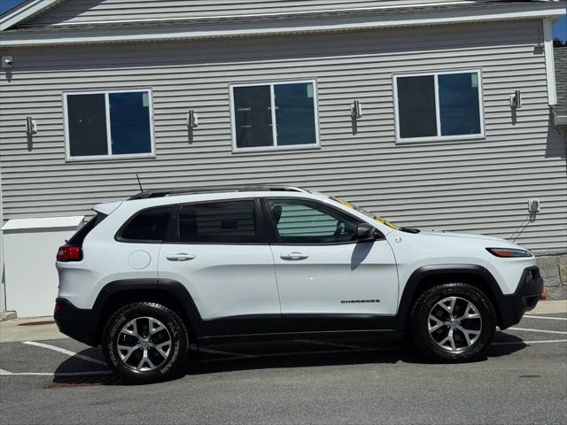 Photo of 2016 Bright White Clearcoat Jeep Cherokee