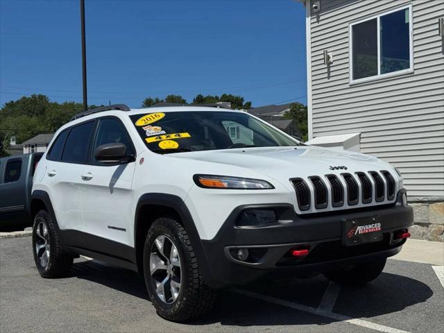 Photo of 2016 Bright White Clearcoat Jeep Cherokee